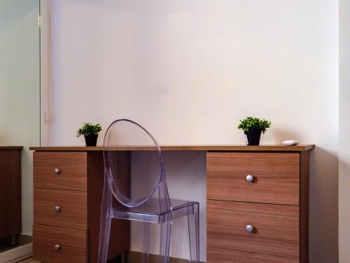 a desk with a purple chair sitting on top of it at CityScape Gzira Holiday Apartments and Penthouse in Il-Gżira