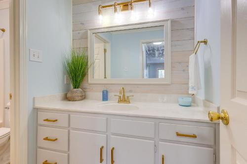 Koupelna v ubytování Creekfront Dauphin Island Cottage Walk to Gulf!