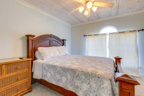 Postel nebo postele na pokoji v ubytování Creekfront Dauphin Island Cottage Walk to Gulf!