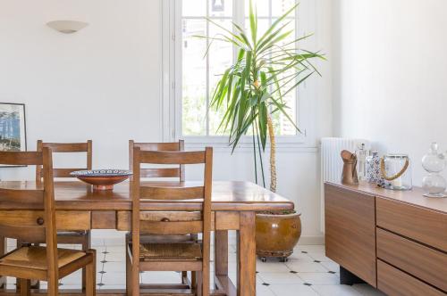 une salle à manger avec une table, des chaises et une plante dans l'établissement Splendide vue sur ND de la Garde et le Vieux Port, à Marseille
