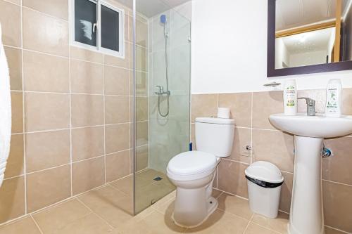 a bathroom with a toilet and a shower and a sink at Apartamento en ciudad Juan Bosh in Santo Domingo