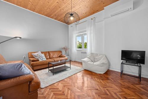 White Imperial Apartment
