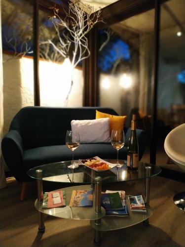 a living room with a couch and two glasses of wine at D'art d'art à Sanary in Sanary-sur-Mer