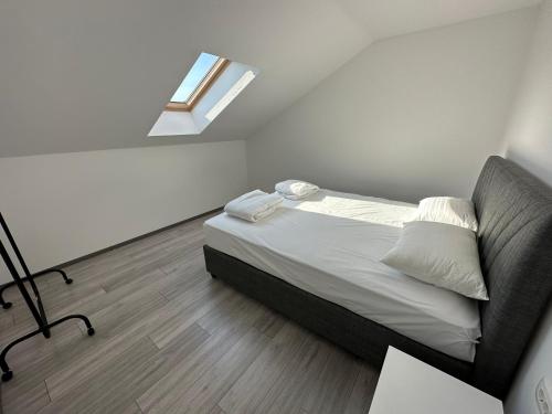 Postel nebo postele na pokoji v ubytování Davud Apartments