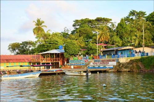 een groep boten aangemeerd in een dok op een rivier bij El Jaguar in Bocas del Toro