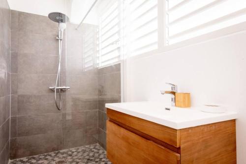 a bathroom with a sink and a shower at Ti soleil, appartement 3 pièces neuf, front de mer in Les Anses-dʼArlets