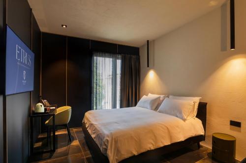 Кровать или кровати в номере Etrus - Boutique Room & Rooftop