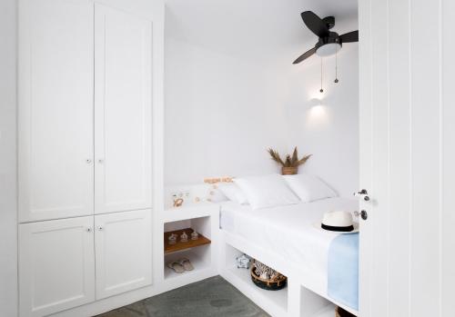 Una cama o camas en una habitación de Fos Suites