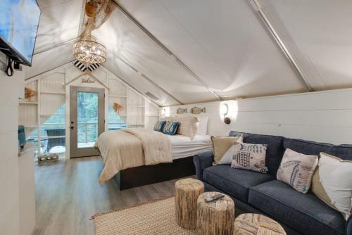 un soggiorno con divano e letto di 7 Fishing Lure Luxury Glamping Tent Fishing Theme a Scottsboro