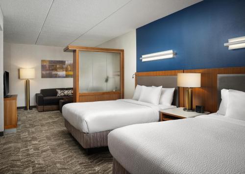 une chambre d'hôtel avec deux lits et un canapé dans l'établissement SpringHill Suites by Marriott Pittsburgh Mt. Lebanon, à Mount Lebanon
