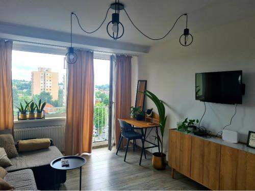 LULLABY في جلونا غورا: غرفة معيشة مع أريكة وتلفزيون وطاولة