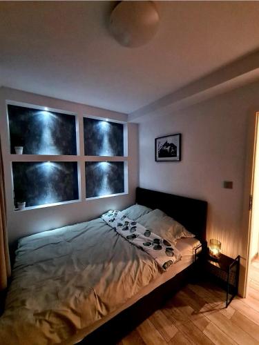 LULLABY في جلونا غورا: سرير في غرفة نوم مع نافذتين