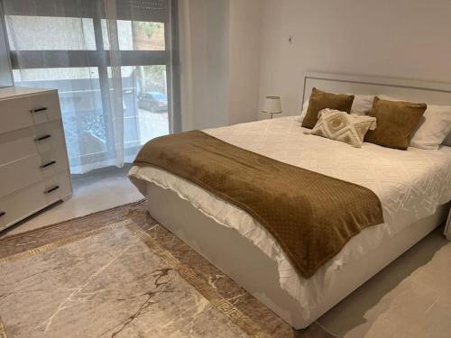 Un pat sau paturi într-o cameră la Bel Appartement de standing