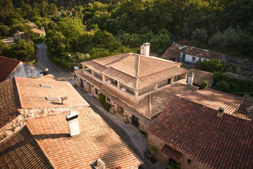 eine Luftansicht eines Hauses mit Dächern in der Unterkunft CASA DA PIA - Pia do Urso in Casais de São Mamede