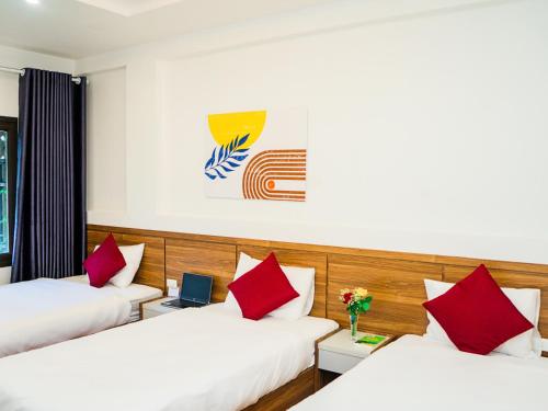 Postel nebo postele na pokoji v ubytování Bai Chay Panda Hotel