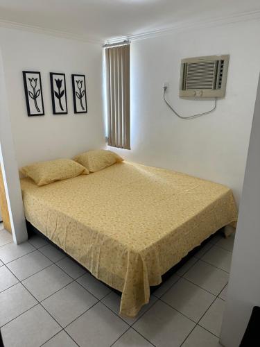 een slaapkamer met een bed en airconditioning bij Flat/Studio em Boa Viagem in Recife