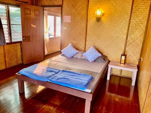 象島的住宿－Good View by Koi, Koh Chang，卧室配有一张床