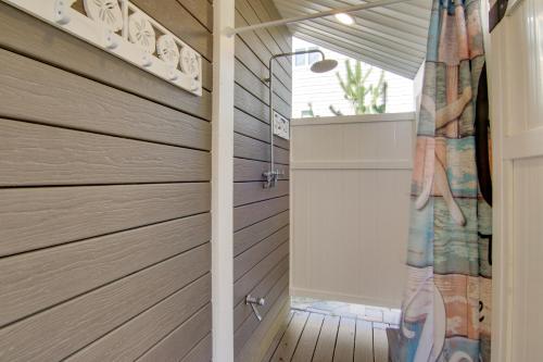 Ένα μπάνιο στο Idyllic South Bethany Home with Private Beach Access