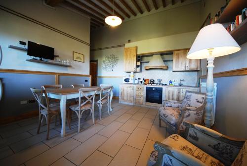a kitchen and dining room with a table and chairs at Spoleto by the pool in Spoleto