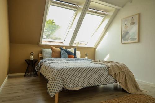 Säng eller sängar i ett rum på Modern and cozy apartment