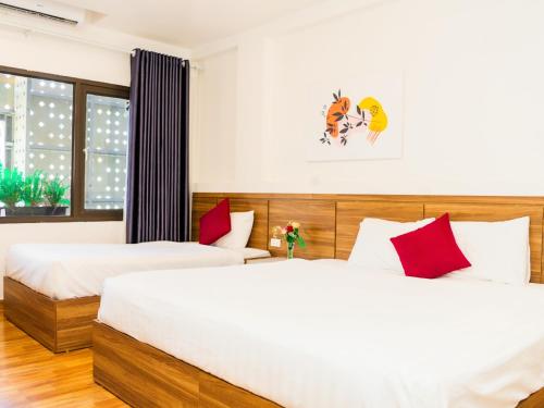 Postel nebo postele na pokoji v ubytování Bai Chay Panda Hotel