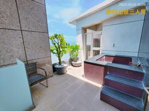 - un balcon avec un évier et un grill dans un bâtiment dans l'établissement Dulan Pearl Hill Homestay, à Donghe