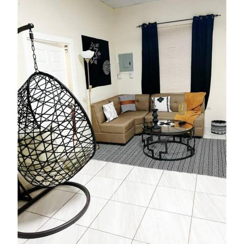 - un salon avec un canapé et une table dans l'établissement Cozy 2 bedroom Home 10 min from Airport, à San Luis