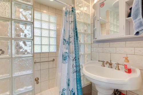 ein Bad mit einem Waschbecken und einem Duschvorhang in der Unterkunft Charming Sarasota Home with Deck, 3 Mi to Beaches! in Sarasota