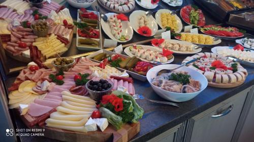 アパートメントの敷地内または近くでの食事または食べ物