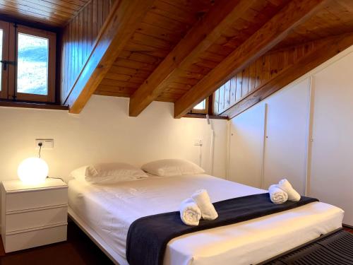 een slaapkamer met een bed met handdoeken erop bij Dúplex La Solana in Sort