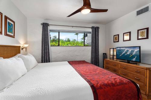 1 dormitorio con 1 cama y TV de pantalla plana en Casa de Emdeko 202 en Kailua-Kona