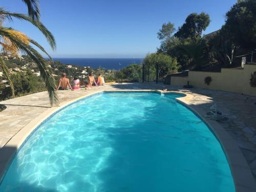 une grande piscine bleue avec des personnes à l'arrière-plan dans l'établissement La Villa Diane, à Saint-Peïre-sur-Mer