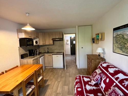 Studio cosy au pied des pistes avec balcon, proche centre et piscine, navette gratuite - FR-1-515-172