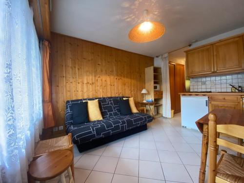 un salon avec un lit et une cuisine dans l'établissement Appartement cosy 4 pers, proche commerces et remontées mécaniques, terrasse ensoleillée - FR-1-642-52, à Morillon