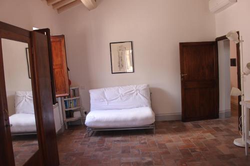 トーディにあるCasa Di Borgoのリビングルーム(白い椅子、ドア付)