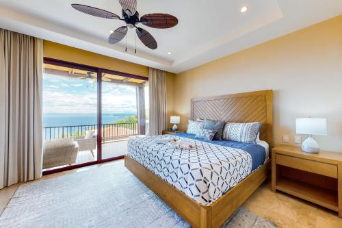 Un dormitorio con una cama y un balcón. en Azul Paraiso 8B, en Ocotal