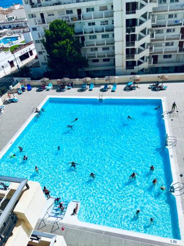 um grupo de pessoas a nadar numa grande piscina em Torremolinos CARIHUELA Núcleo Cristal em Torremolinos