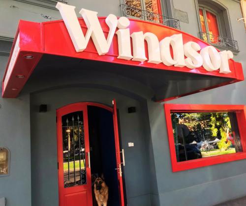 a sign for a winos restaurant on a building at Hotel Windsor Mendoza in Mendoza