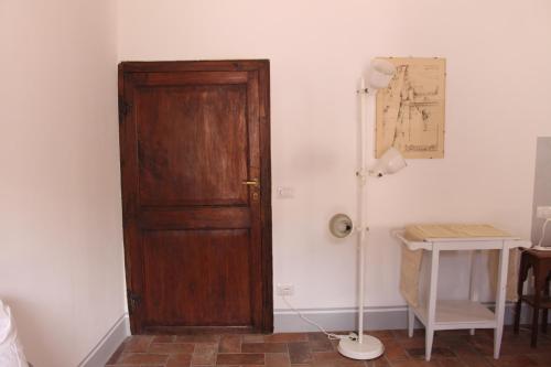 a room with a wooden door and a table at Casa Di Borgo in Todi