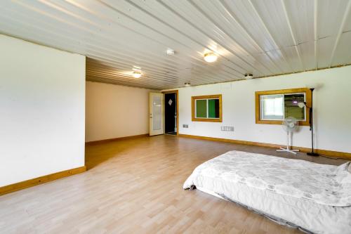 une chambre vide avec un lit et un ventilateur dans l'établissement Unique Lawrence Escape with WFH-Friendly Workspace, 