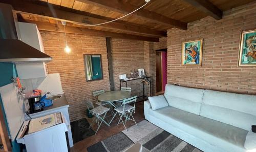 een woonkamer met een bank en een tafel bij Casa Rural Zinho in Arenas