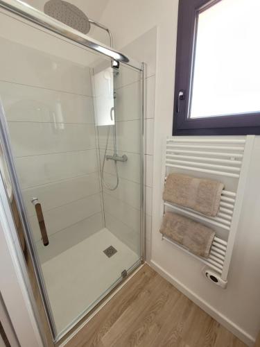 a bathroom with a shower with a glass door at cosy, spacieux, avec balcon, au calme in Artigues-près-Bordeaux