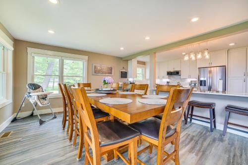 Η κουζίνα ή μικρή κουζίνα στο Houghton Lake Home with Private Dock and Kayaks!