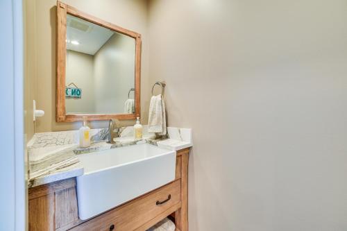 Ένα μπάνιο στο Houghton Lake Home with Private Dock and Kayaks!