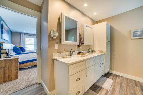 Μια τηλεόραση ή/και κέντρο ψυχαγωγίας στο Houghton Lake Home with Private Dock and Kayaks!