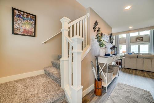 Η κουζίνα ή μικρή κουζίνα στο Houghton Lake Home with Private Dock and Kayaks!