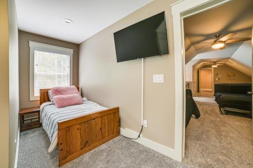 Ένα ή περισσότερα κρεβάτια σε δωμάτιο στο Houghton Lake Home with Private Dock and Kayaks!