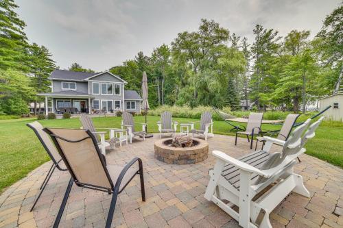 Κήπος έξω από το Houghton Lake Home with Private Dock and Kayaks!