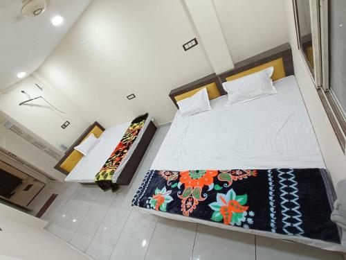 an overhead view of a bedroom with a bed at Hotel shipra suites in Ujjain