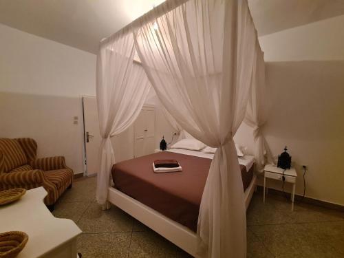 una camera con letto a baldacchino di La Maison des Vagues a Sidi Kaouki
